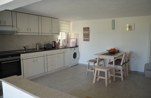 Kriopigi Apartment | Kriopigi: Five minutes' walk to the quasi-private beach