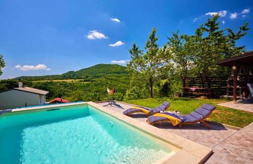 Klake Ski Chalet | Kuća za odmor s bazenom TeriHy