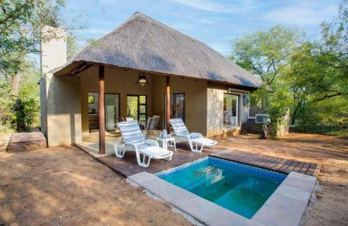 Thorny Bush Game Reserve Cabin | Kubu Bush Lodge
