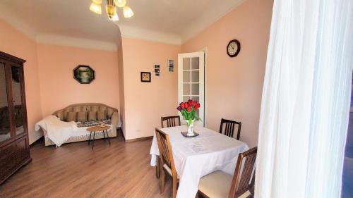 Afanasivsʹkyy Yar Apartment | Kyiv TOP LOCATION 60m2 apt in old city fast WIFI selfchekin