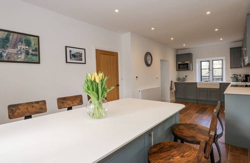 Stamford Cottage | KYLEMORE RAILWAY COTTAGE, pet friendly, with open fire in Stamford