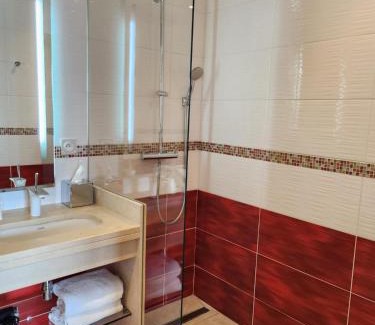 Porte Des Alpes - Mi Plaine - Manissieux Hotel | Kyriad Prestige Lyon Est - Saint Priest Eurexpo Hotel and SPA