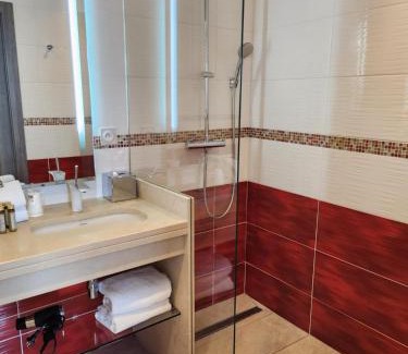 Porte Des Alpes - Mi Plaine - Manissieux Hotel | Kyriad Prestige Lyon Est - Saint Priest Eurexpo Hotel and SPA