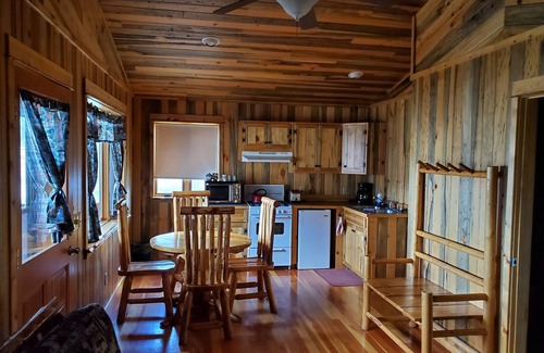 Clinton Cabin | L Diamond E Guest Cabin #1 Rural luxury close to everything.
