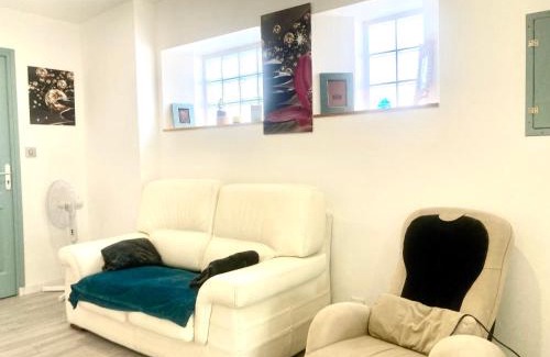 Montreal Apartment | "L'Echapée Belle" Maison de village climatisée de 45m2 à proximité de Carcassonne,1 chbre à l'étage vue panoramique sur les pyrénées, cuisine équipée,1Salon,1 sdb, Wifi, Parking gratuit, Netflix,Canal sat, Fauteuil massant