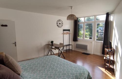 Courpiere Apartment | L'Ecrin d'Emile - Grand Studio Meublé au Calme