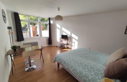 Courpiere Apartment | L'Ecrin d'Emile - Grand Studio Meublé au Calme