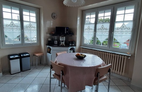 Aurillac House | L'enclos de Lys - Appartement Avec Grand Balcon et Accès Direct au Jardin