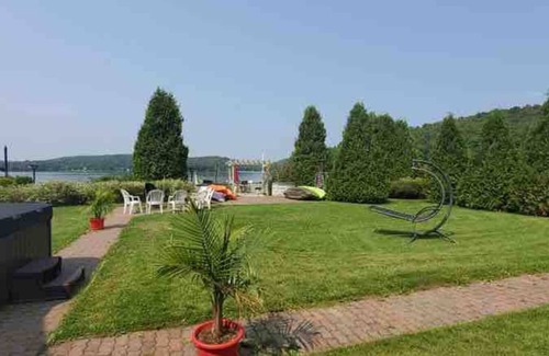 Sainte-Catherine-de-la-Jacques-Cartier House | L'Évasion au Lac Sergent with spa, waterfront