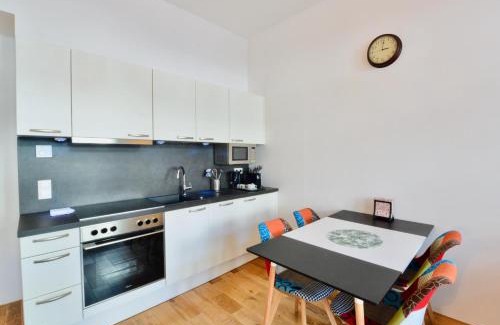Ottakring Apartment | L&G's Apartment - Balcony - Close to Car Park