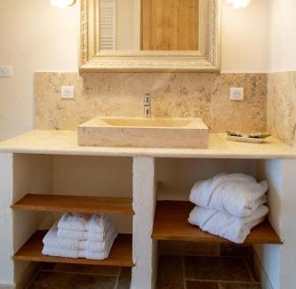 Pichanges House | L'Hote Antique - MAISON D'HOTE- 4 Suites avec cuisine