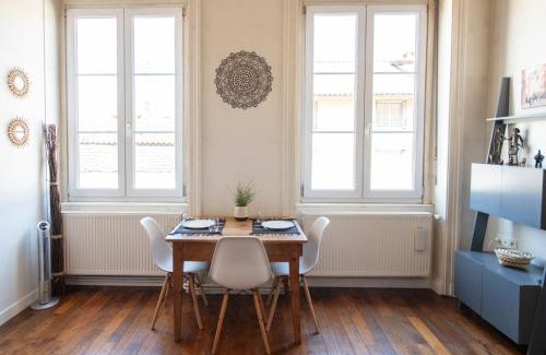Boucle - Gros Caillou Apartment | L'Indigo- Coup de coeur Canut - Croix Rousse