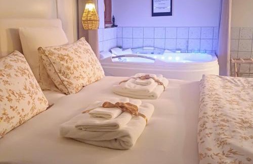 Theize House | L'instant Beaujolais 2 ou 4 personnes Logis cosy balnéo vue jardin