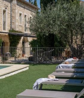 Saint-Hilaire-d'Ozilhan House | L'Ostal Saint Hilaire d'Ozilhan - Bed & Breakfast - Spa