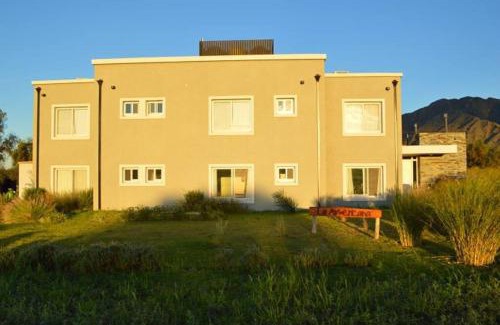Lujan House | La Americana, casa entre sierras