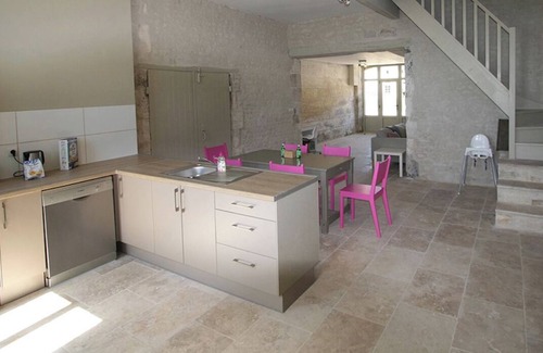 Reaux Apartment | La Cannonerie: Gîte in the heart of the Cognac vineyards with swimming pool.