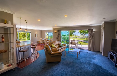 Patons Rock House | La Casa Al Mare - Golden Bay Beach House