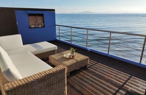Arcoudi House | La Casa Azul