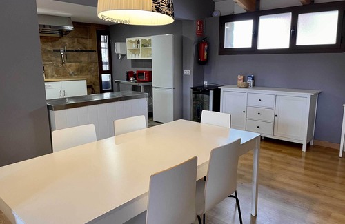 Madarcos House | La Casa del Baile es Casa Encantadora de Estilo Moderno y Amplios Espacios