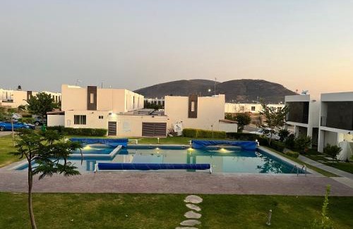 Ayala House | La casa frente a la alberca