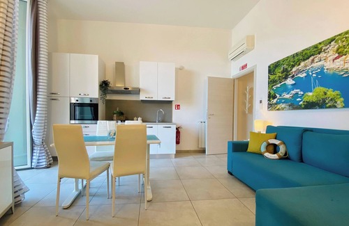 Rapallo Apartment | "La Casa Rosa al Mare" apartment with sea view & parking