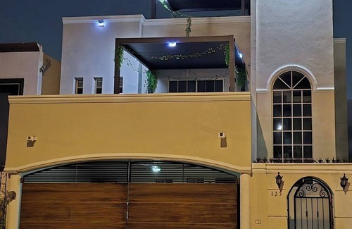 Monterrey House | La Casa Rosa Monterrey - Mountain View and Shopping Mall