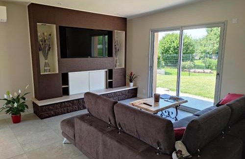 Savigny-en-Revermont Villa | La Cascatelle - Gîte entièrement climatisé