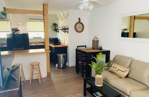 Melbourne Cottage | La Casita: Beach, FIT, Airport - KMLB, Mall, Downtown Melbourne, Space Center