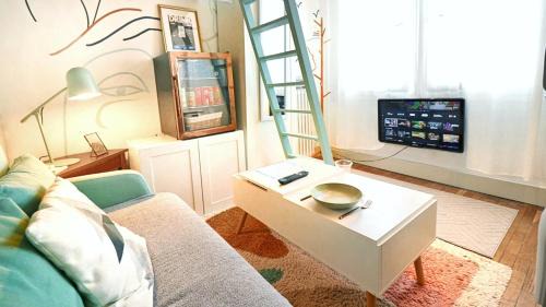 Asnieres-sur-Seine House | La chambre COCTEAU