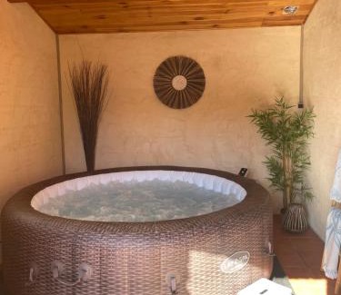 Les 3 Ponts Bed & Breakfast | La chambre haute, son jardin, et, son SPA