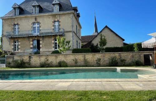 Quincerot Villa | La Closerie de Gigny Maison Templiere avec Piscine,jacuzzi
