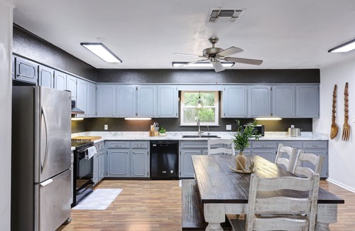 Medina County House | La Coste- A Birdy Vacation Rental