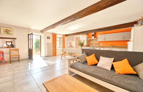 Grezieu-le-Marche House | La Cour de Marius 🏵️, enjoy the calm of the forest to recharge your batteries!