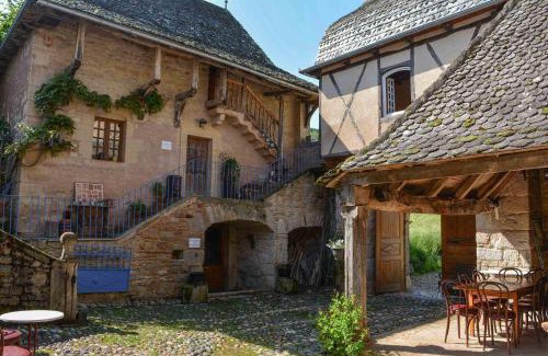 Sebrazac House | La cour pavée