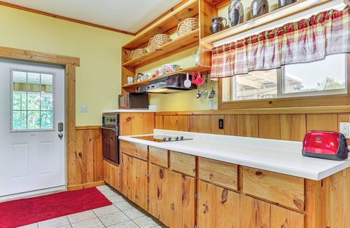 Dakota Cottage | La Crescent Cottage on Minnesota Bluffs w/View!