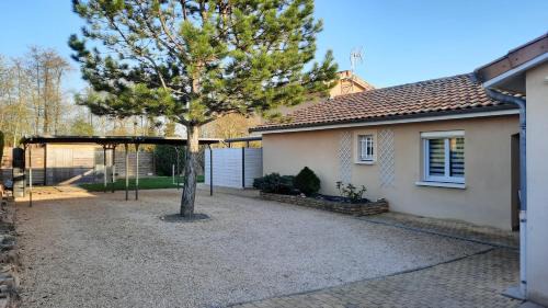 La Chapelle-de-Guinchay Apartment | La Datcha d'Elena
