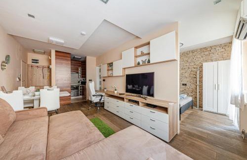 Istvanmezo Apartment | La Dolce Vita -Massage Shower Stay with AC, Balcony near the City Park