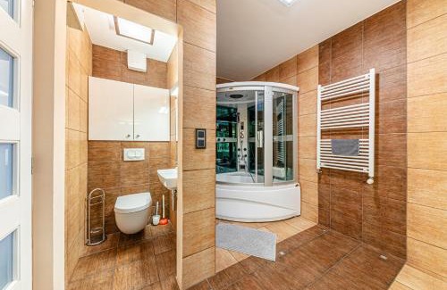 Istvanmezo Apartment | La Dolce Vita -Massage Shower Stay with AC, Balcony near the City Park