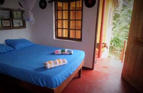 Moore Town House | La Familia Guesthouse