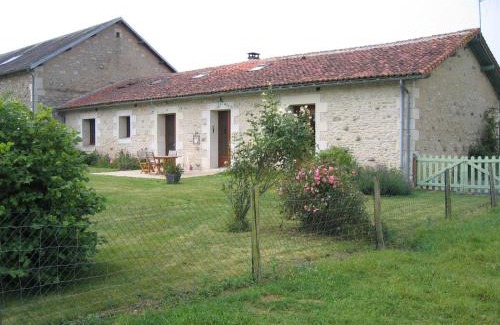 Savigny-Levescault House | La Fermette Aux Lamas