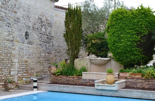 Mansle Bed & Breakfast | La Fontaine des Arts