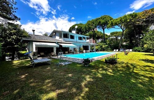 Lignano Pineta Villa | La Grande Villa with Pool