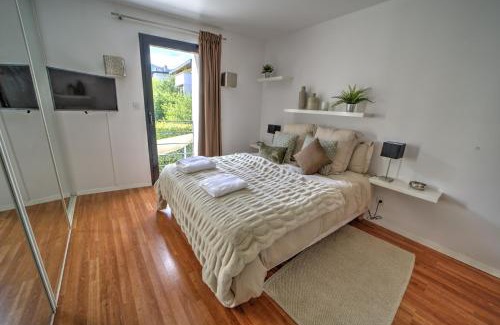 Saint-Genis-Pouilly Villa | La Grange Emnitan - Maison de ville moderne pour 12p Fêtes interdites