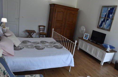 Arcay Bed & Breakfast | La Little School Chambres d'Hôtes à Arçay