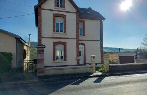 Nouvion-sur-Meuse House | La locomotive by La BB12087