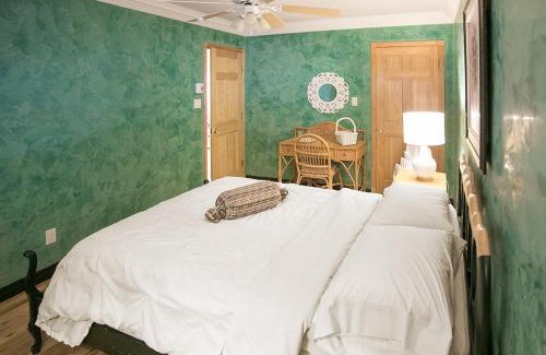 Saint-Hermenegilde Bed & Breakfast | La Maison Bleue du Lac Wallace