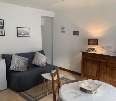 Remoncourt Apartment | La maison bleue