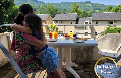 Saint-Geniez-d'Olt Apartment | La Maison Bleue, village vacances, piscine, parking