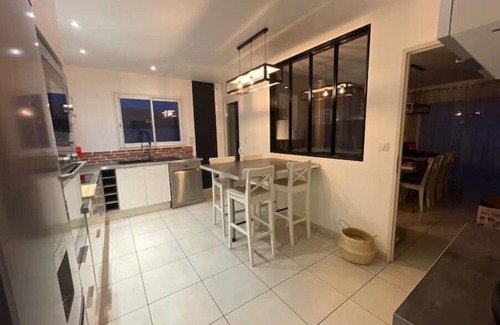 La Roche-de-Glun House | La Maison de Jade, 4-star house, ideal for families or groups of friends