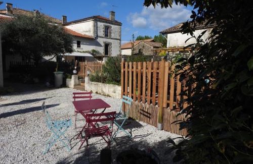 Celles-sur-Belle Apartment | La maison de Léon